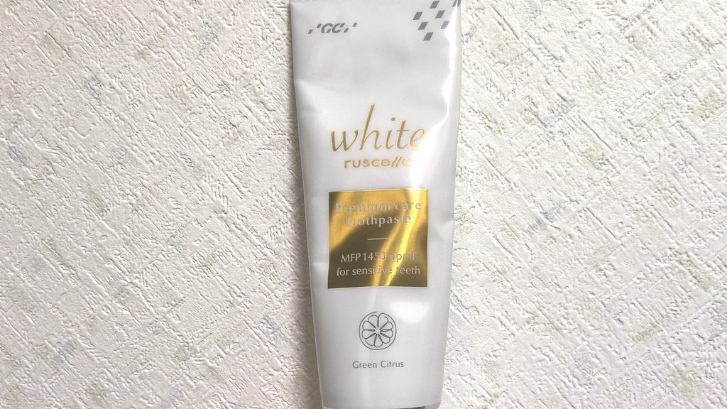 ルシェロ 歯みがきペースト ホワイトプレミアムケア(GC)使用中